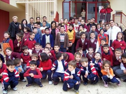 Biz Büyük Bir Aileyiz 