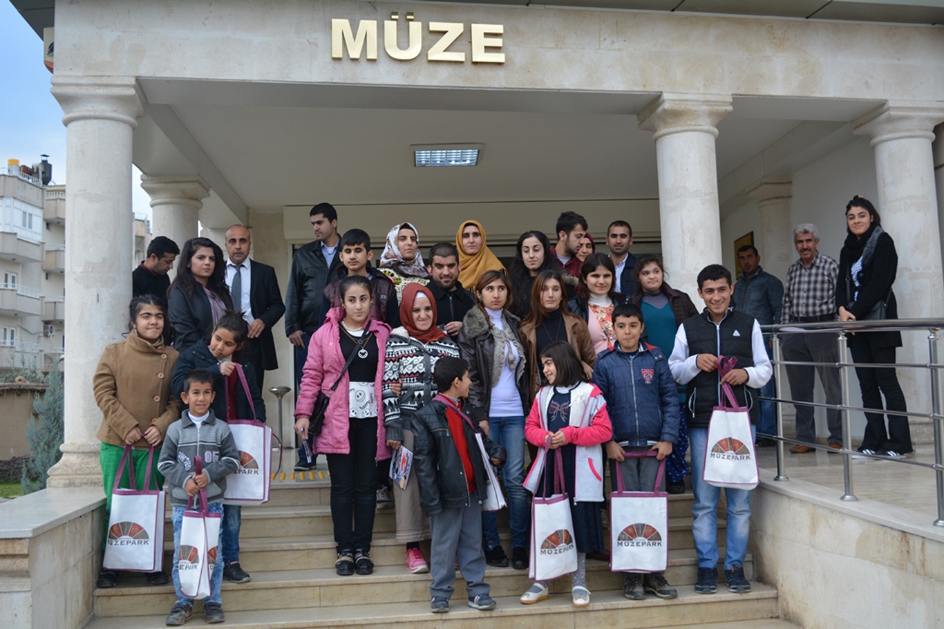 Biz Büyük Bir Aileyiz 